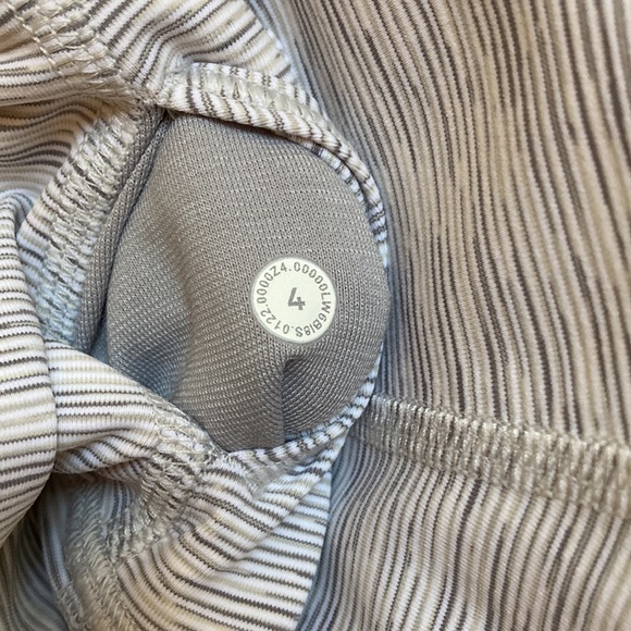 🔥 Lululemon Wunder Under 23” White Motif Size 4 or 6 - Picture 13 of 14